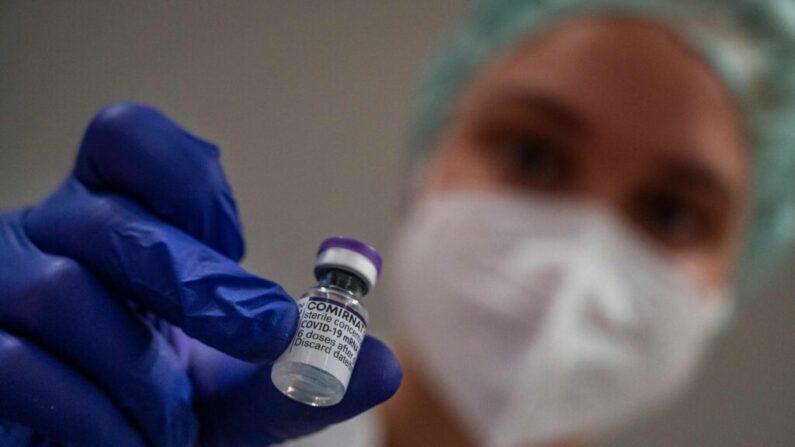 독일 베를린의 한 미술관에 마련된 임시접종소에서 의료진이 화이저-바이오텍의 신종 코로나바이러스 감염증(코로나19) 백신 '코미나티' 접종을 준비하고 있다. 2022.1.18 | OHN MACDOUGALL/ AFP via Getty Images/연합