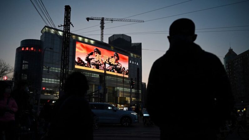 중국 전국인민대표대회 연례 회의 개막을 며칠 앞둔 2023년 3월 2일 베이징 시내에 설치된 광고판에 군 선전 영상이 상영되고 있다. | GREG BAKER/AFP via Getty Images/연합