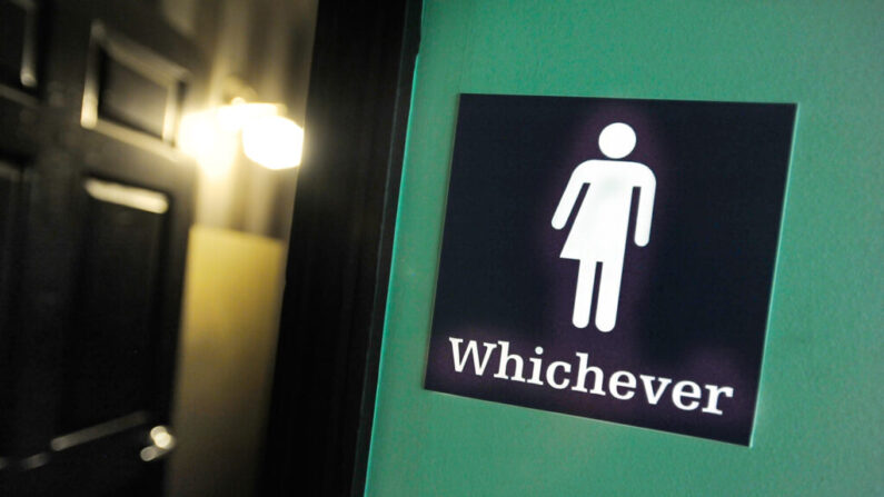 미국 플로리다주 교육 당국이 성중립 화장실 사용을 금지하고 생물학적 성별에 따라 전용 화장실을 구분하도록 하는 규정을 승인했다. 사진은 미국 노스캐롤라이나주 더럼에 위치한 레스토랑 ' 오벌 파크 그릴(Oval Park Grille)'의 성중립 화장실. 사진은 2016년 5월 11일 촬영됐으며 이 레스토랑은 2017년 9월 문을 닫았다. | Sara D. Davis/Getty Images
