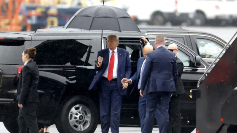 2023년 8월3일(현지시간) 도널드 트럼프 전 미국 대통령이 버지니아주 알링턴의 워싱턴D.C 법원에서 열린 심문을 마치고 레이건 국립 공항에 도착하면서 우산을 들고 있다. | Tasos Katopodis/Getty Images