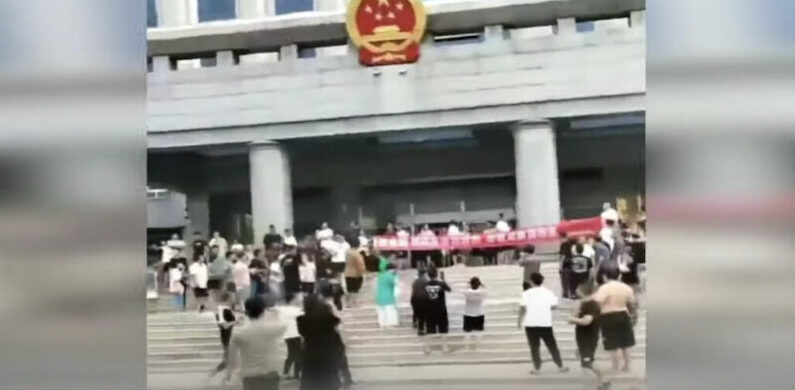 중국 허베이성 랑방시 패저우시 정부청사 앞에서 수해를 입은 지역주민들이 항의하고 있다. | 중국 SNS 화면 캡처