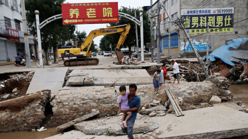 7일 중국 허베이성 줘저우시 시민들이 태풍 '독수리' 영향으로 파괴된 다리를 건너고 있다. 최근 태풍이 몰고 온 폭우로 허베이성 행정구역 절반 이상에 홍수가 나 222만2천900명의 이재민이 발생했다. 2023.08.07 | 로이터/연합