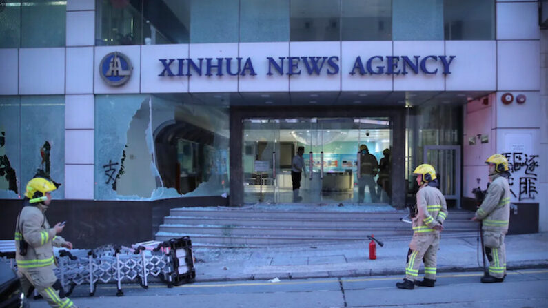 2019년 11월 2일  홍콩 시위 도중 창문이 파손된 신화통신 홍콩지사 앞에 소방관들이 서 있다. 홍콩 경찰은 이날 시위대 해산을 위해 물대포를 사용했다. | AP/연합