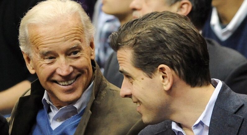 2010년, 농구경기를 관람하는 조 바이든(왼쪽) 미국 대통령과 아들 헌터 바이든 | 연합뉴스