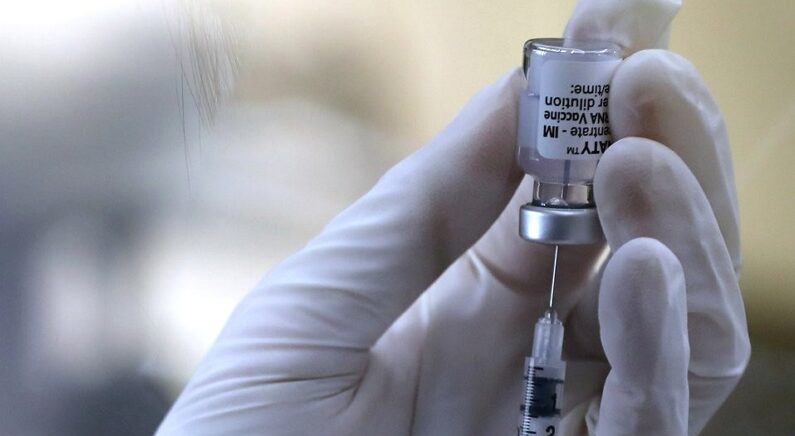 화이자 백신 준비하는 의료진의 모습 | 연합뉴스
