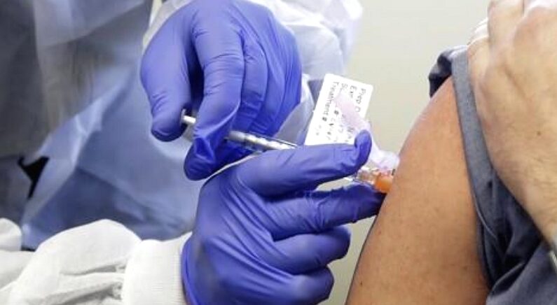 코로나19 백신 실험에 참가한 사람이 임상시험 단계의 코로나19 백신 주사를 맞고 있다. | 연합뉴스
