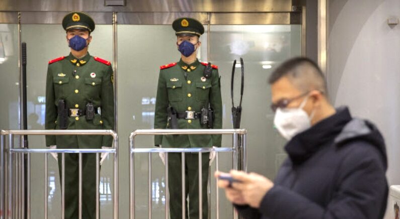 중국 베이징 서우두국제공항에서 공안들이 마스크를 쓰고 경비 근무 중이다. | 연합뉴스