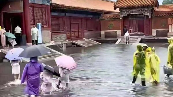 중국 북부지방 폭우로 중국 자금성이 침수됐다. 사진은 지난달 22일 자금성 자령궁(慈宁宫) 안뜰에 물이 고였다며 올라온 중국 소셜미디어에 올라온 영상 캡처 화면 | NTD 화면 캡처