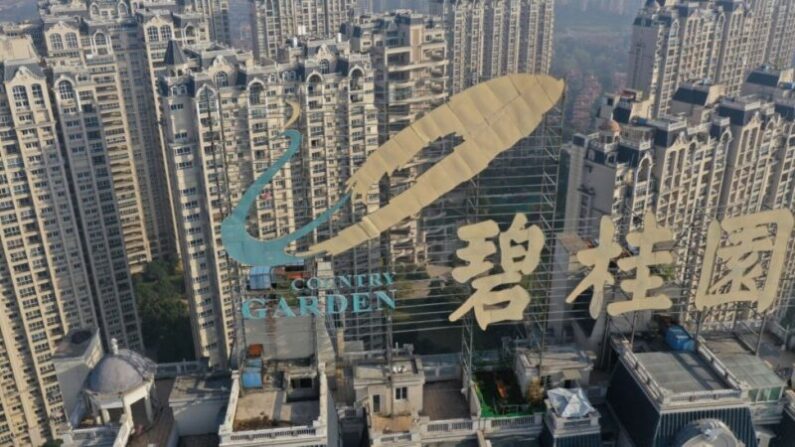 최근 만기도래한 채권 이자 상환에 실패해 채무불이행(디폴트) 위기를 맞은 중국 최대 부동산 개발업체 비구이위안(碧桂園·컨트리가든)의 로고가 아파트 사진 위로 보인다. | STR/AFP via Getty Images/연합