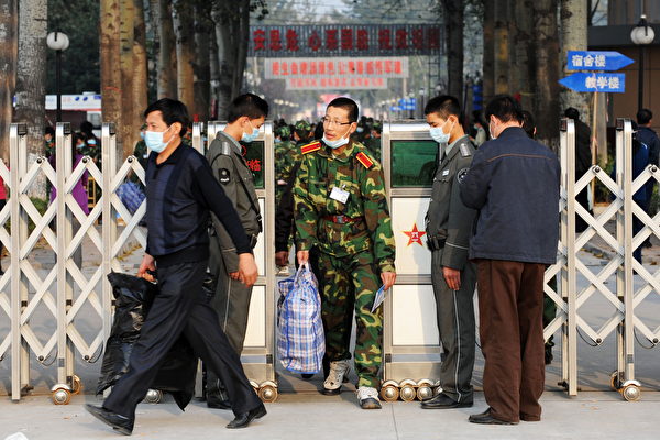 중국 국방7교 중 하나인 베이징 항공항천대 학생이 교내 군사훈련소를 빠져나오고 있다. | AFP/연합