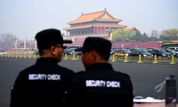 중국 경찰관들이 천안문 광장 부근에서 감시 활동을 벌이고 있다. | Wang Zhao/AFP via Getty Images