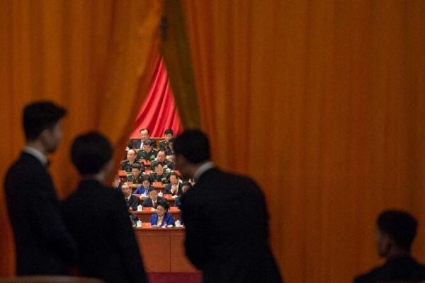 중국 보안요원들이 젖혀진 커튼 사이로 중국 공산당 전국대표대회 행사장 내부를 살펴보고 있다. 2017.10.18 | FRED DUFOUR/AFP via Getty Images/연합
