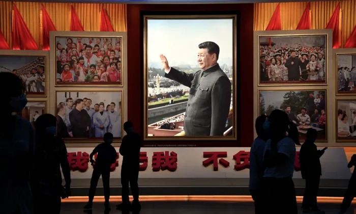 중국 베이징의 중국공산당 박물관에서 시진핑 중국 국가주석과 관련된 전시 자료 앞을 사람들이 지나가고 있다.｜Noel Celis/AFP via Getty Images/연합뉴스
