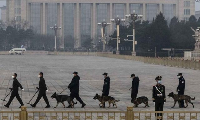 중국 베이징 천안문 광장에서 중국 공안이 보안검색을 실시하고 있다.｜Kevin Frayer/Getty Images/연합뉴스