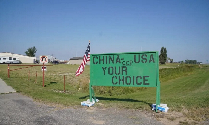 미국 노스다코다주 그랜드포크스시 농가에 중국 푸펑 그룹의 옥수수 전분 공장 설립을 반대하는 피켓이 꽂혀 있다.｜Allan Stein/에포크타임스