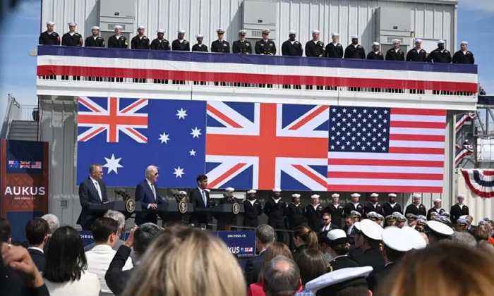 앤서니 앨버니지 호주 총리(왼쪽), 조 바이든 미국 대통령(가운데), 리시 수낵 영국 총리(오른쪽)가 지난 3월 13일(현지 시간) 오커스(AUKUS) 정상회담 후 기자회견을 하고 있다.｜Leon Neal/Getty Images/연합뉴스