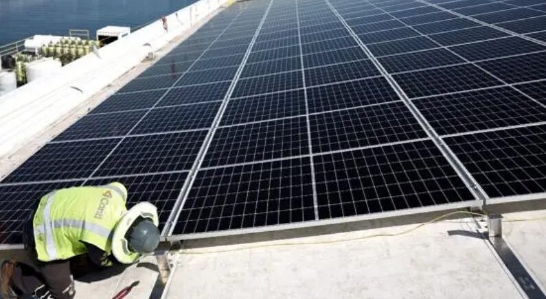 2023년 4월 21일, 미국 캘리포니아주 로스앤젤레스에 있는 한 연구개발 시설에서 작업자가 태양광 패널을 설치하고 있다. | Mario Tama/Getty Images