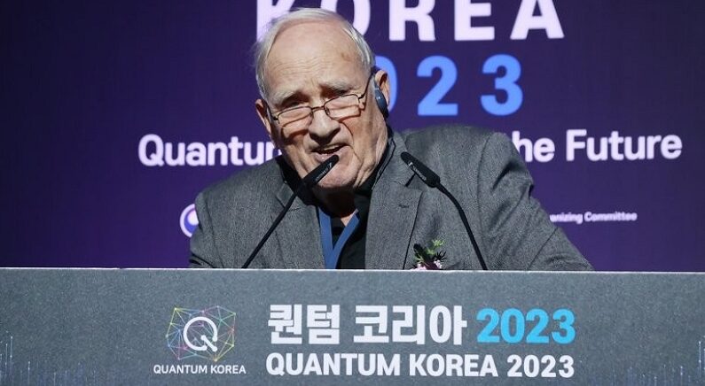 2023년 6월 26일, 서울 중구 동대문디자인플라자(DDP)에서 열린 '퀀텀 코리아 2023' 개막식에서 존 클라우저 박사가 축사를 하고 있다. | 연합뉴스