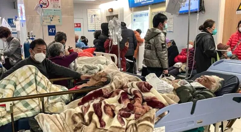 2023년 1월 3일, 중국 상하이의 퉁런 병원이 환자들로 가득하다. | Hector Retamal/AFP via Getty Images