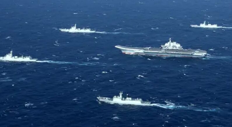 2017년 1월 2일, 중국의 항공모함 랴오닝호가 남중국해에서 펼쳐진 군사 훈련에 동원됐다. | STR/AFP via Getty Images