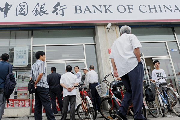 최근 중국 금융기관이 인수한 상업어음의 부도율이 폭발적으로 증가하고, 일부 예금주들이 은행에 몰려가 돈을 인출하는 현상이 나타났다. 사진은 중국의 한 은행 앞에서 예금을 인출하려는 사람들이 줄 서 있는 모습. | Franko Lee/AFP/연합