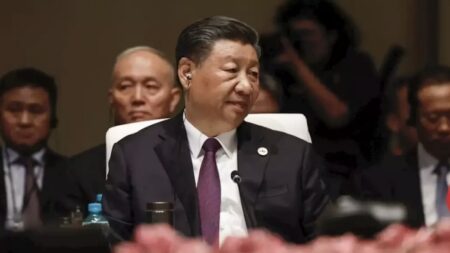 불온한 군, 파탄난 경제에 외교적 고립…사면초가 시진핑