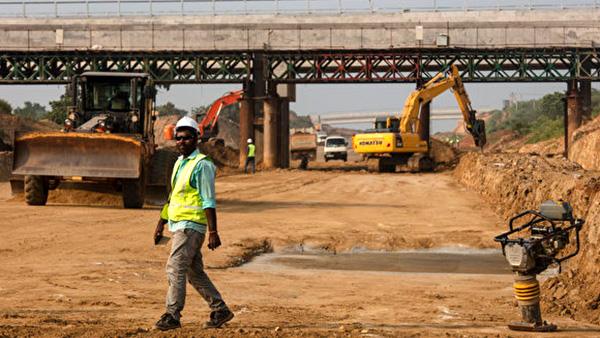 2018년 11월 스리랑카에 건설 중인 일대일로 고속도로 건설 현장. | Paula Bronstein/Getty Images