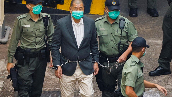 2020년 12월 홍콩 국가안전법 위반 혐의로 기소된 지미 라이 빈과일보 사주가 법정으로 향하기 위해 교도소 밴으로 걸어가고 있다. | REUTERS/Tyrone Siu REUTERS - TYRONE SIU=연합. 