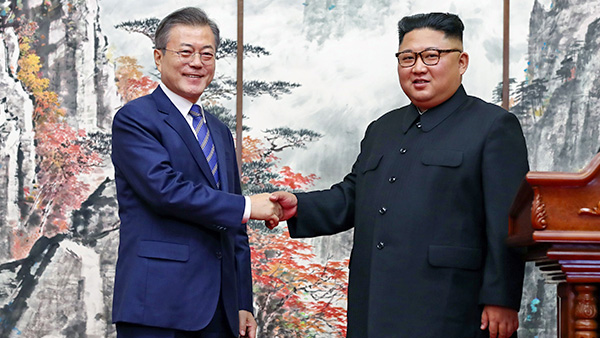  2018년 9월 19일 북한 평양 백화원 영빈관에서 열린 공동 기자회견에서 김정은 북한 국무위원장(오른쪽)과 악수를 나누고 있다. | Pyeongyang Press Corps/Pool/Getty Images.
