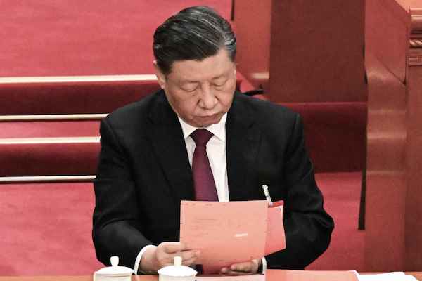 2023년 3월 10일 시진핑 중국 공산당 총서기가 베이징 인민대회당의 주석단석에서 문서를 살펴보고 있다. Noel Celis/AFP via Getty Images/연합