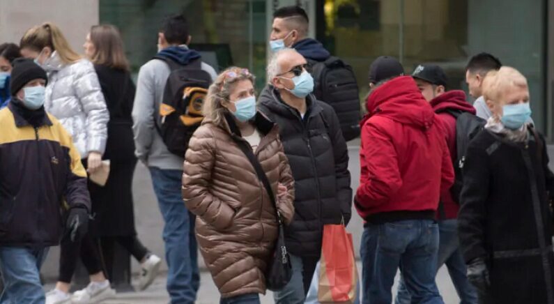 마스크를 착용한 시민들의 모습 | Graham Hughes/The Canadian Press