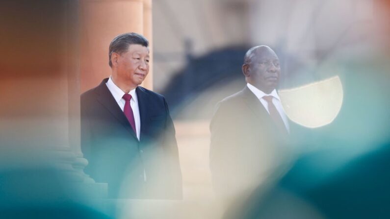 2023년 8월 22일 시진핑 중국 국가주석과 시릴 라마포사 남아공 대통령이 환영식을 지켜보고 있다. PHILL MAGAKOE/AFP via Getty Images/연합