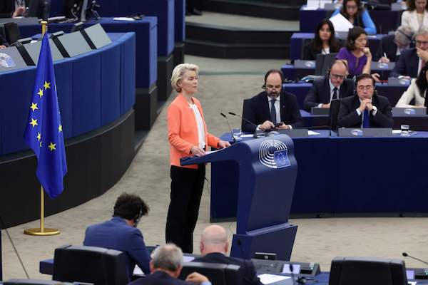 2023년 9월 13일(현지시간) 우르술라 폰데어라이엔 EU 집행위원장이 프랑스에서 열린 유럽 의회 전체회의 도중 연례 정책연설을 하고 있다. | FREDERICK FLORIN/AFP/연합뉴스