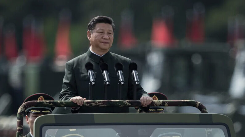 2017년 6월 30일 시진핑 중국 공산당 총서기가 홍콩 반환 20주년 기념행사를 하루 앞두고 홍콩 주둔 인민해방군을 사열하고 있다. | Dale De La Rey/AFP via Getty Images/연합