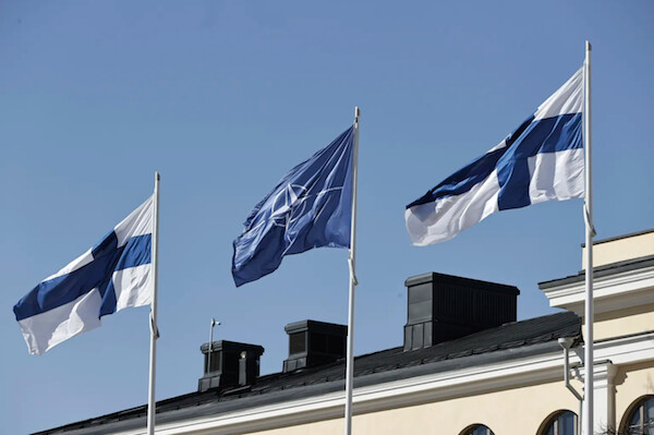  4일(현지시간) 핀란드 헬싱키 외무부 청사 앞에 내걸린 핀란드 국기. 가운데는 나토 깃발이다. | 로이터/연합