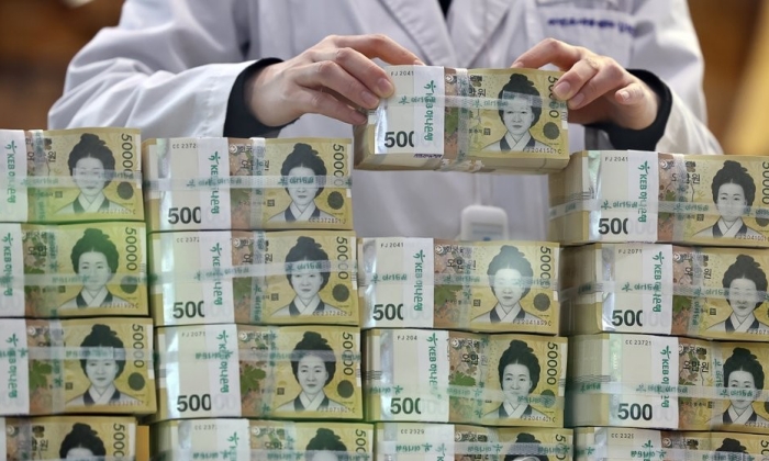 하나은행 본점에서 직원이 지폐를 세는 모습 | 연합뉴스