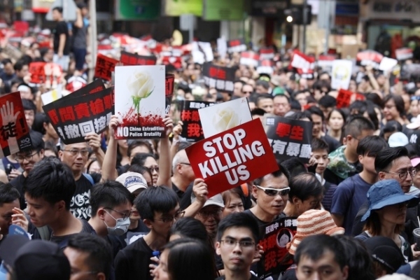 2019년 6월 16일 홍콩 도심에 홍콩 시민 30%에 달하는 200만 명이 검은 옷을 입고 거리에 나와 범죄인 인도법 완전 철폐 등을 요구하며 시위를 벌이고 있다. | EPA/연합뉴스