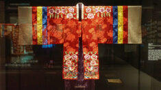 붉은 비단 위에 만개한 꽃…조선 왕실 웨딩드레스 ‘활옷’ 특별전