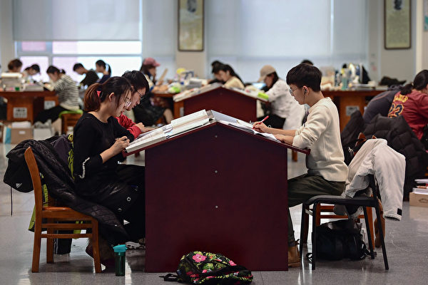 기사와 직접 관련 없는 자료 사진. 중국 랴오닝성 선양시의 한 도서관에서 공부하고 있는 중국 대학생들. 2019.11.26 | STR/AFP via Getty Images/연합뉴스