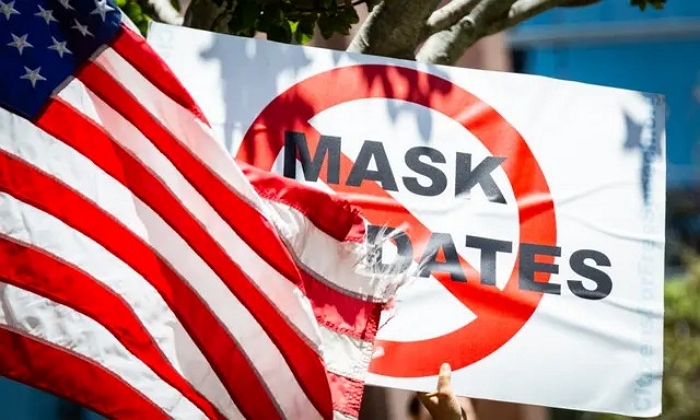 지난 2021년 6월 10일(현지 시간) 미국 캘리포니아주에서 개최된 시위에서 한 시위자가 마스크 착용 의무화에 반대하는 팻말을 들고 있다.｜John Fredricks/에포크타임스