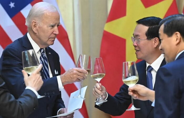 11일(현지 시간) 베트남을 국빈 방문한 조 바이든 미국 대통령이 보 반 트엉 베트남 국가주석과 회담을 하고 있다.｜Saul Loeb/AFP via Getty Images/연합뉴스