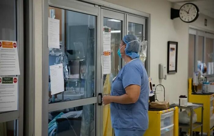 미국 한 병원에서 의료진이 병실에 들어갈 준비를 하고 있다.｜Megan Jelinger/AFP via Getty Images/연합뉴스