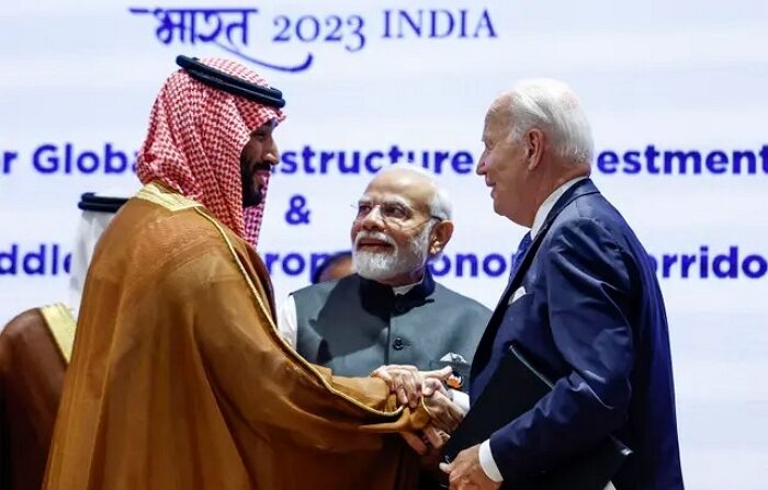 지난 9일(현지 시간) 인도에서 열린 G20 정상회의에서 사우디의 무함마드 빈 살만 왕세자와 나렌드라 모디 인도 총리, 조 바이든 미국 대통령이 인사를 나누고 있다.｜Evelyn Hockstein /POOL/AFP via Getty Images/연합뉴스