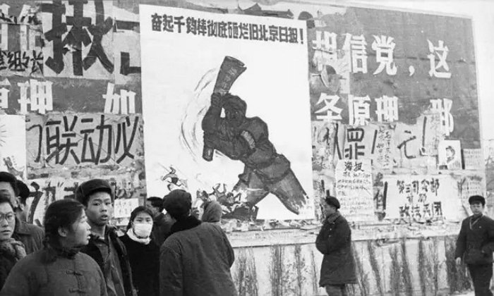 지난 1967년 2월 문화대혁명 당시 중국 베이징 시내에서 청년들이 혁명 플래카드 앞을 지나가고 있다.｜Jean Vincent/AFP/Getty Images/연합뉴스