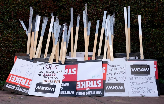 미국작가조합(WGA) 노조원들의 피켓 시위｜AP Photo/Chris Pizzello, File/연합뉴스