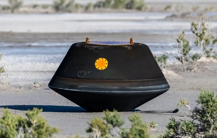 지난 24일(현지 시간) 미국 유타주 사막에 소행성 '베누'의 토양 샘플이 담긴 '오시리스-렉스' 캡슐이 떨어져 있다.｜Keegan Barber/NASA via Getty Images/연합뉴스