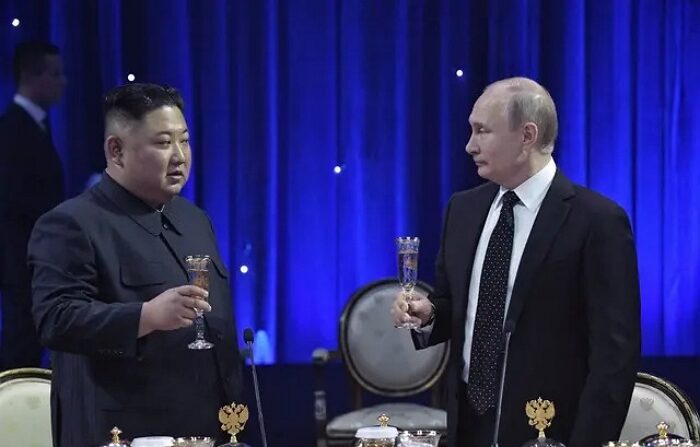지난 2019년 4월 25일(현지 시간) 러시아에서 개최된 회담 후 김정은 북한 국무위원장과 블라디미르 푸틴 러시아 대통령이 함께 리셉션에 참석하고 있다.｜Alexey Nikolsky/ Sputnik/ AFP via Getty Images/연합뉴스