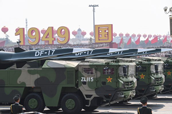 2019년 10월 1일 중국 베이징 톈안문 광장에서 열린 열병식에 둥펑(DF)-17 미사일을 실은 군용차량이 보인다. | GREG BAKER/AFP via Getty Images/연합 