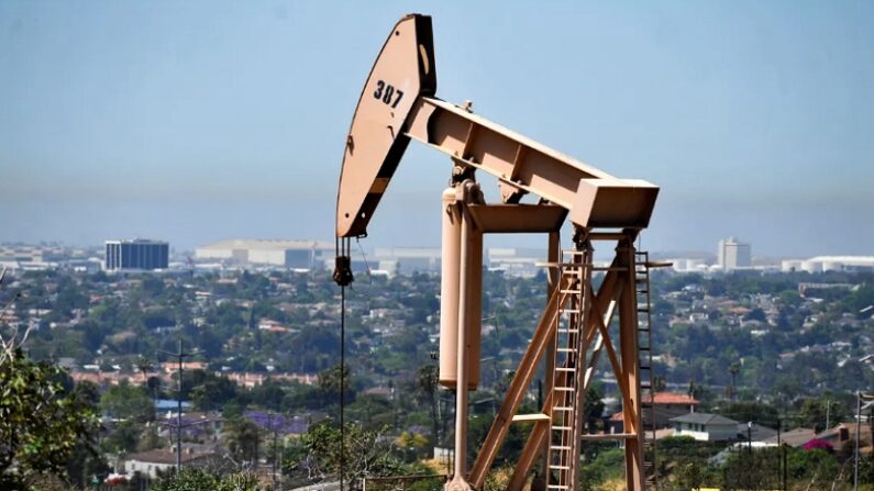 2008년 5월 16일, 미국 캘리포니아주 컬버 시티에서 석유 시추기가 가동되고 있다. | Gabriel Bouys/AFP via Getty Images