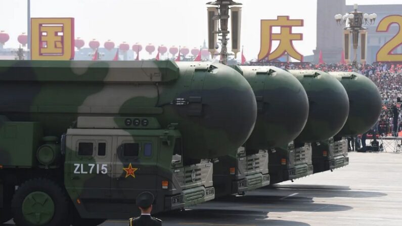 2019년 10월 1일, 중국 베이징 톈안먼 광장에서 열린 열병식에서 중국의 대륙간탄도미사일(ICBM)인 'DF-41'이 도열해 있다. | Greg Baker/AFP via Getty Images